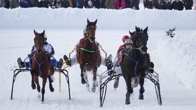 瓜迪奥拉在球员通道与萨拉赫亲切交流，相谈甚欢.